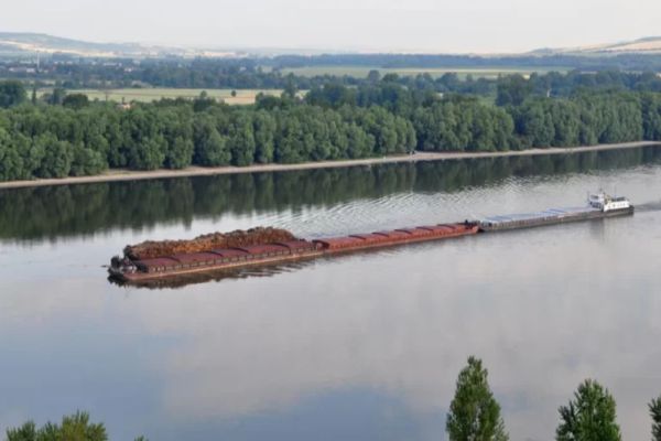 Sute de vase sunt reţinute pe tronsonul româno-bulgar al Dunării din cauza nivelului scăzut al apei