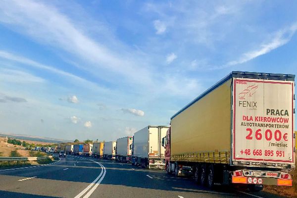 UNTRR solicită măsuri urgente de fluidizare a traficului la frontiera României cu Bulgaria 