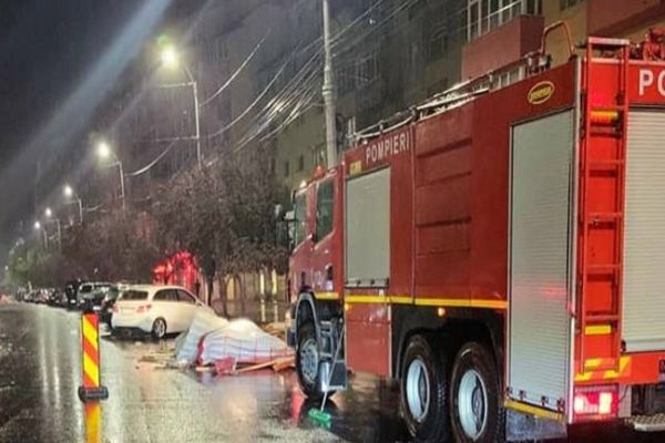 Acoperişuri smulse și 20 de copaci rupţi de vijelie, în Târgovişte