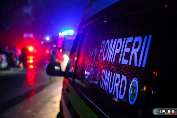 Dâmbovița: Proprietarul unei case cuprinse de flăcări, transportat la spital