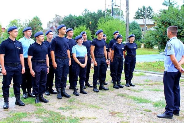 13 viitori jandarmi, în practică la IJJ Dâmbovița