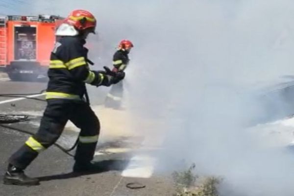 Dâmbovița! Accident violent la Cojasca. Două persoane rănite, un autovehicul a luat foc