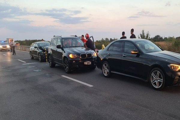 Accident violent produs pe Autostrada A1! Două persoane, transportate de urgență la spital. Trei autovehicule implicate