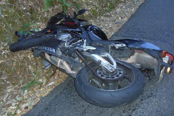 Motociclist, la un pas de moarte în Dâmbovița! Rănit după ce a căzut de pe motor