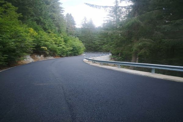 Dâmbovița: Primul strat de asfalt turnat pe unul cele mai importante drumuri din Bucegi