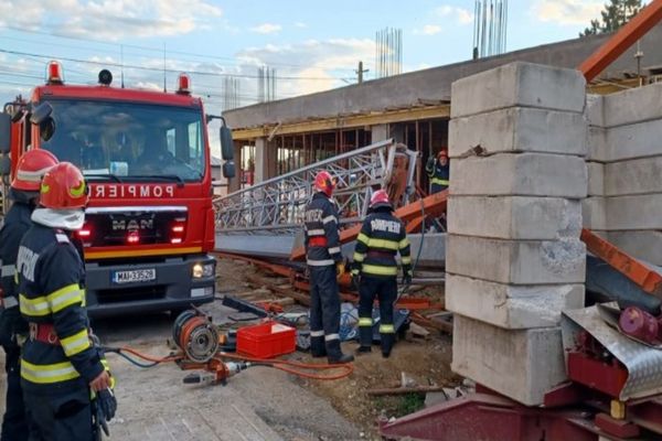 Dâmbovița. Bărbat prins sub o macara și transportat la spital cu elicopterul SMURD