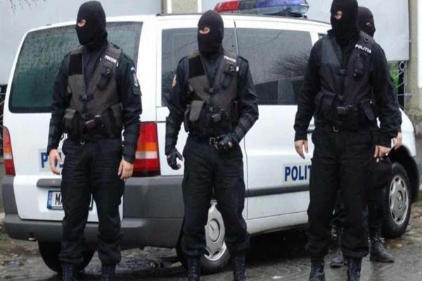 Percheziţii în Dâmbovița, într-un dosar de proxenetism. Mai multe persoane au fost reținute