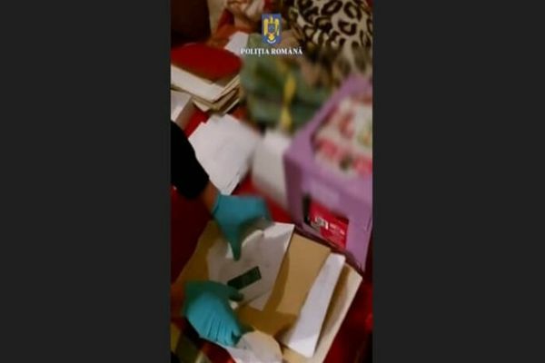  Opt persoane, duse la audieri în urma percheziţiilor la o grupare care a luat împrumuturi de aproape 6 milioane de lei, de la CAR-uri