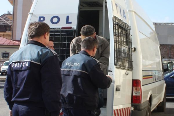 Bărbaţi cercetaţi pentru lipsire de libertate în mod ilegal şi lovire sau alte violenţe