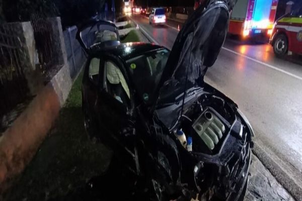 Dâmbovița. Două persoane au scăpat cu viață după ce s-au răsturnat cu maşina în afara părţii carosabile