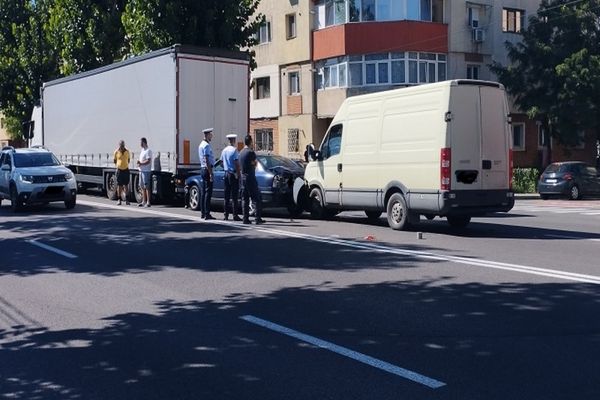 Dâmboviţa. Accident violent pe centura Târgoviștei între o autoutilitară, un autoturism și un TIR. O persoană a avut nevoie de îngrijiri medicale