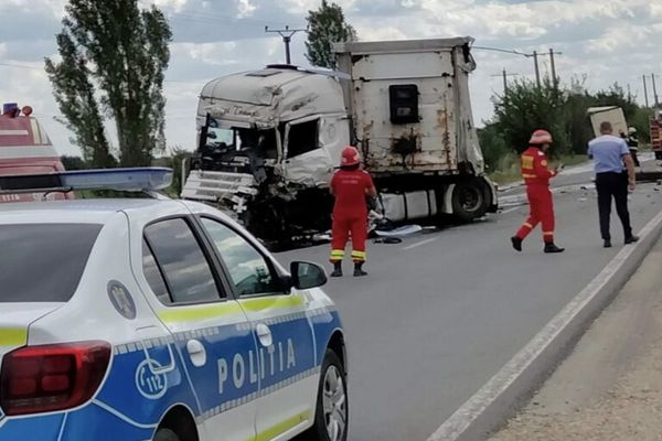 Dâmboviţa. Pompierii evacuează persoanele din zona accidentului de pe DN1 A. Un TIR este încărcat cu substanţe periculoase
