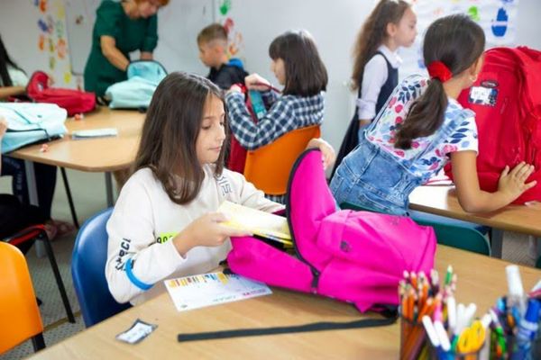 Ghiozdane și rechizite oferite de Primăria Titu copiilor dintr-un centru de îngrijire