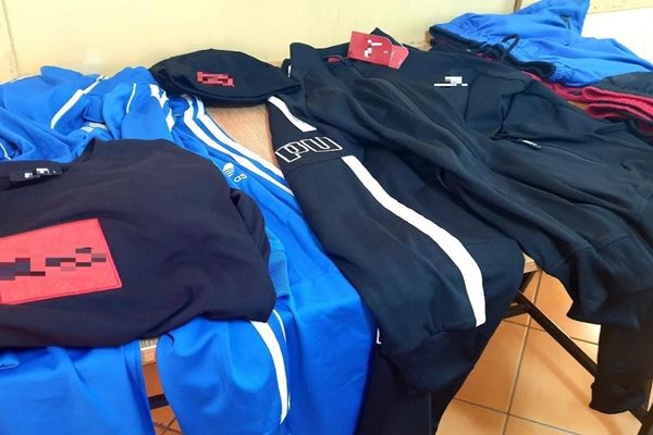 Dâmboviţa. Bărbat prins că vindea haine contrafăcute într-un complex comercial