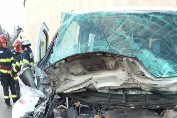 Dâmboviţa. Accident pe DN 72. Patru răniţi după coliziunea dintre un microbuz şi două TIR-uri staţionate