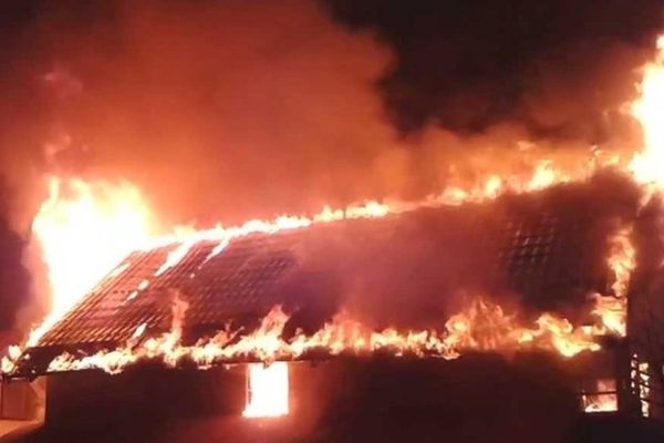 Incendiu violent într-o gospodărie din Bălteni. Acoperişul unei case a luat foc 