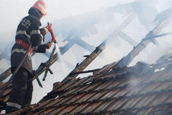 Dâmboviţa. Casă în flăcări, la Fusea! Trei autospeciale de pompieri intervin pentru stingerea incendiului