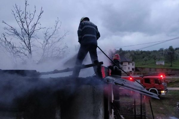 Incendiu la o anexă gospodărească pe Valea Dâmboviței. S-a acționat cu două autospeciale de stingere
