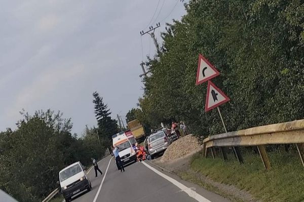 Dâmbovița. Un bărbat care nu s-a asigurat la coborârea dintr-un autoturism a fost lovit mortal de un TIR, la Butimanu
