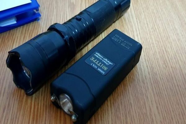 Doi adolescenți din Târgovişte, prinşi de jandarmi în timp ce foloseau aparate cu electroșocuri într-o stație de autobuz