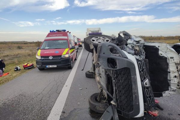 Dâmbovița. Accident violent pe Autostrada A1. Două autoturisme  şi un autocamion implicate. O persoană a fost rănită, iar un autoturism s-a răsturnat