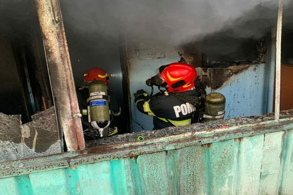 Dâmbovița. Casă mistuită de flăcări la Viişoara. Pompierii au acţionat pentru lichidarea focului