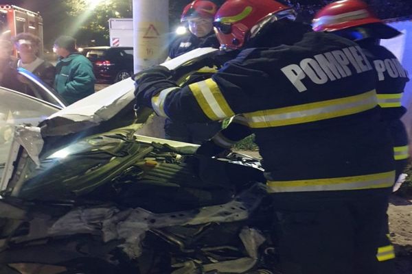Dâmbovița. Accident rutier pe DN 72, în Valea Voievozilor. Un adolescent a intrat cu mașina într-un cap de pod, apoi în gardul unui imobil
