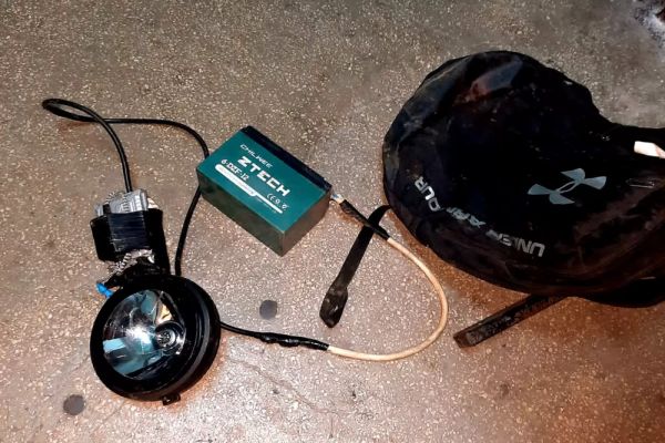 Un tânăr de 17 ani a fost prins in toiul nopții la vânătoare de iepuri si căprioare pe un câmp din Dâmbovița 