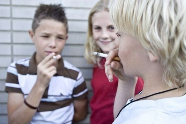 Minorii care fumează în spaţiile publice vor fi amendaţi. Proiectul a fost depus la Senat