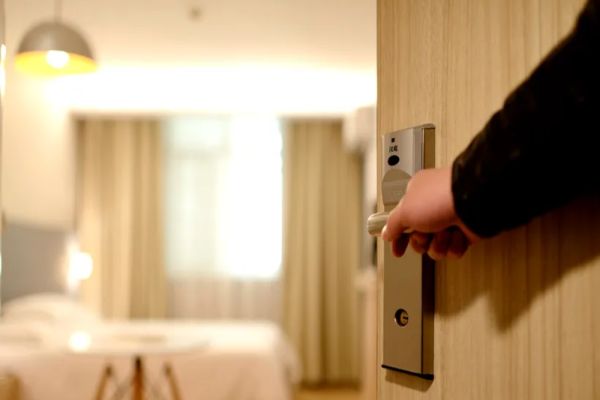 Persoanele care nu mai locuiesc la adresa de reşedinţă, obligate să anunțe autoritățile