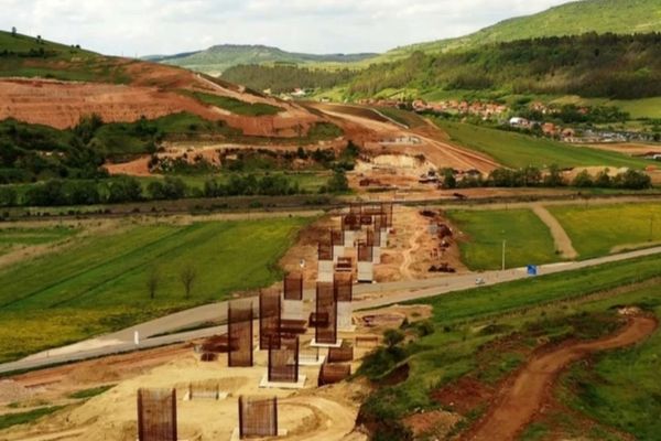 Manevrele de pe piața deșeurilor periculoase - Cine sunt „băieții deștepți” ajutați de CNAIR la marea „decontaminare” de lângă A3