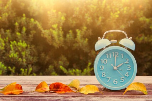 România schimbă ora în acest weekend și trece la ora de iarnă