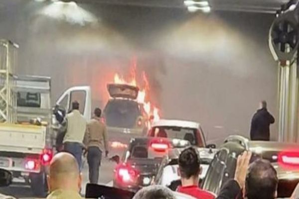 Mașină în flăcări, în Pasajul Unirii, din București - circulația este OPRITĂ