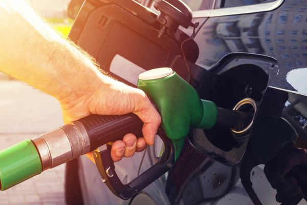 Carburanții s-au scumpit din nou. Benzina se apropie de 7 lei, motorina a trecut de 8,4 lei