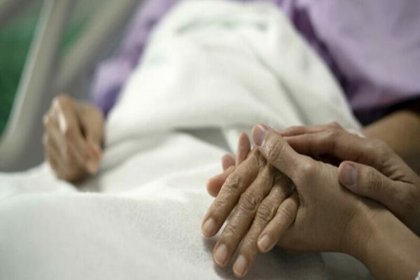 Dâmbovița. Persoanele care îngrijesc bolnavii de cancer beneficiază de concediu medical și de o indemnizație!