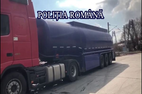 Un bărbat prins în flagrant în timp ce fura motorină dintr-o autocisternă. Polițiștii au ridicat peste 200 de litri de combustibil