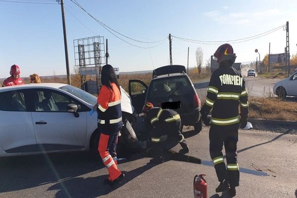 Dâmboviţa. Impact violent între trei mașini, la Nisipuri! O persoană a fost rănită