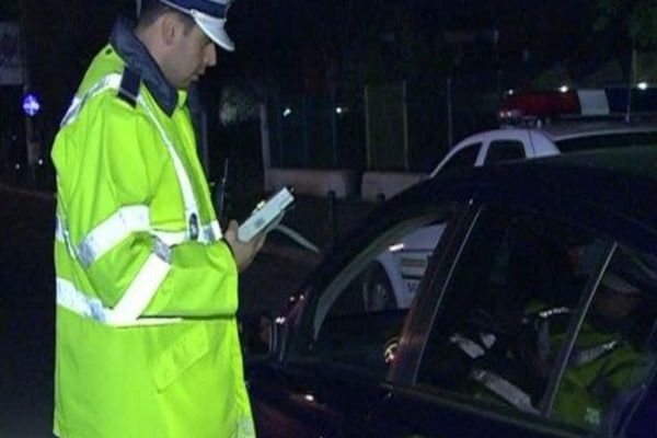 Dâmboviţa. Bărbat prins fără permis și beat, la volan