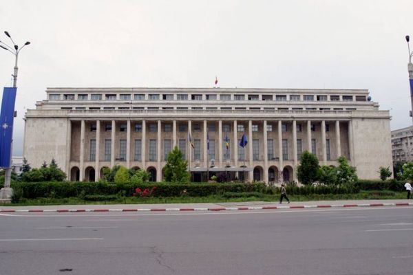 Venituri uriașe pentru pensionarii speciali care lucrează în ministere - Culisele Statului Paralel