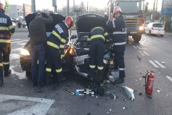 Dâmboviţa. Impact devastator între două mașini pe o arteră extrem de circulată din Târgoviște! Două persoane au fost rănite