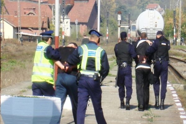 Dâmboviţa. Dosar penal pentru săvârșirea infracțiunilor de fals în înscrisuri sub semnătură  privată, uz de fals și înșelăciune