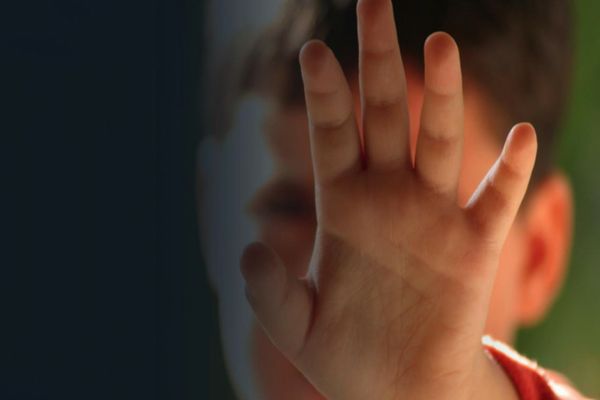 Dâmbovița. Copil de 12 ani, bătut cu bestialitate de mai mulți băieți în curtea unui cămin cultural