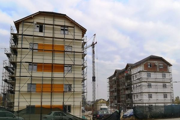 Dâmboviţa. Lucrările la noile locuințe ANL de pe bulevardul Regele Ferdinand se apropie de finalizare
