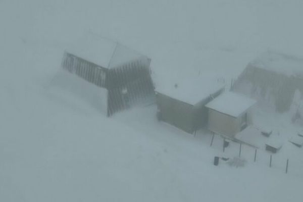 Turist iranian rănit, căutat prin noapte și viscol de salvamontiști din două județe