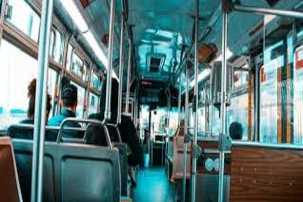 Guvernul a majorat de patru ori suma pentru decontarea transportului elevilor şcolarizaţi în altă localitate decât cea de domiciliu