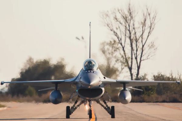 Zboruri de antrenament la înălţimi mici cu aeronave F-16 în sud-estul ţării