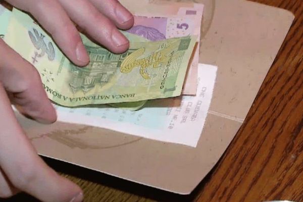 Bacșișul, la un pas de a fi fiscalizat! El a trecut de Comisia de buget a deputaților și va merge la vot