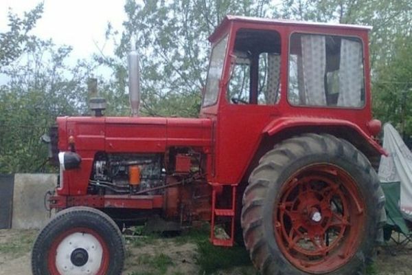 Dâmbovița. Tractorist beat criță, reținut de polițiști după ce a lovit un autoturism parcat regulamentar