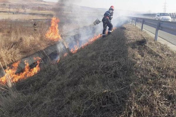 Dâmboviţa. Circulaţie restricţionată pe Autostrada A1 Bucureşti-Piteşti, din cauza unui incendiu de vegetaţie uscată