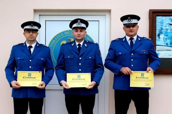 Jandarmi dâmbovițeni, distincții de serviciu pentru fapte deosebite! Au acordat sprijin victimelor unui accident rutier